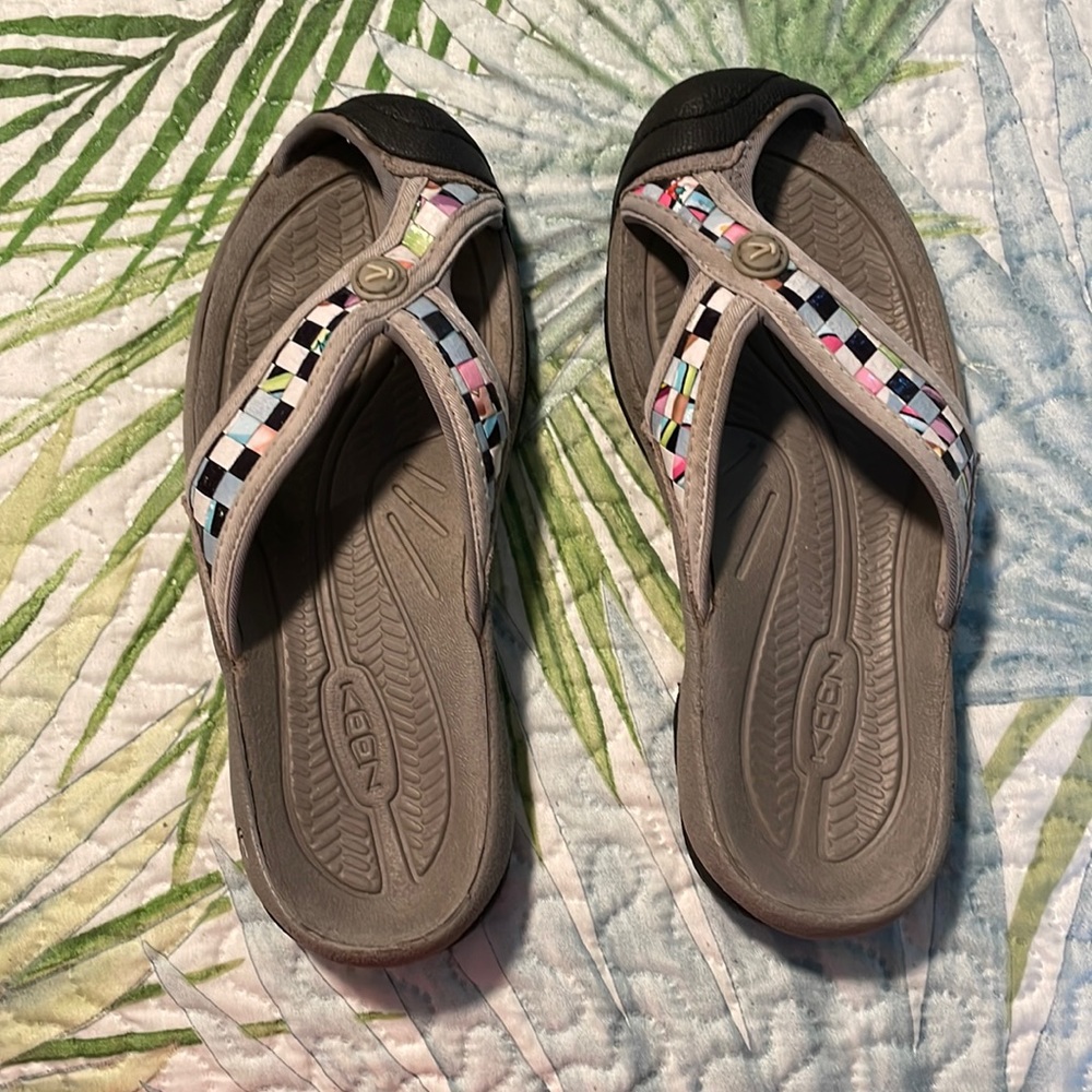 Keen flip flops size 7